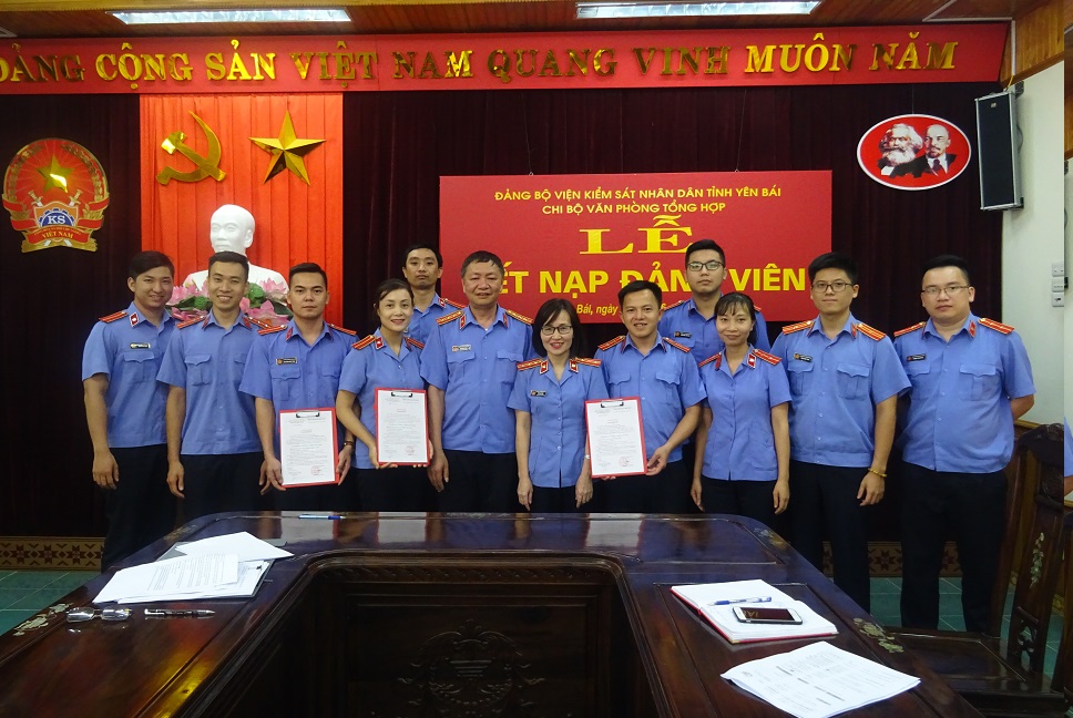 Chi bộ Văn phòng tổng hợp VKSND tỉnh Yên Bái tổ chức Lễ kết nạp  đảng viên mới