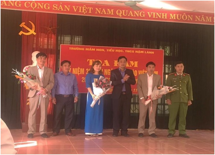 Viện trưởng VKSND huyện Văn Chấn dự “Tọa đàm Kỷ niệm 38 năm ngày Nhà giáo Việt Nam” tại trường Mầm non, Tiểu học, THCS xã Nậm Lành
