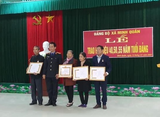 Trao huy hiệu 40, 50, 55 tuổi Đảng cho đảng viên thuộc Đảng bộ xã Minh Quân, huyện Trấn Yên