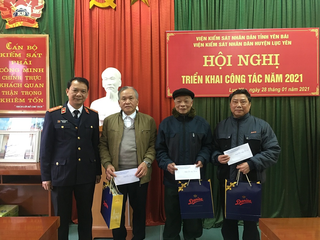 VKSND huyện Lục Yên gặp mặt, chúc tết các đồng chí cán bộ hưu trí