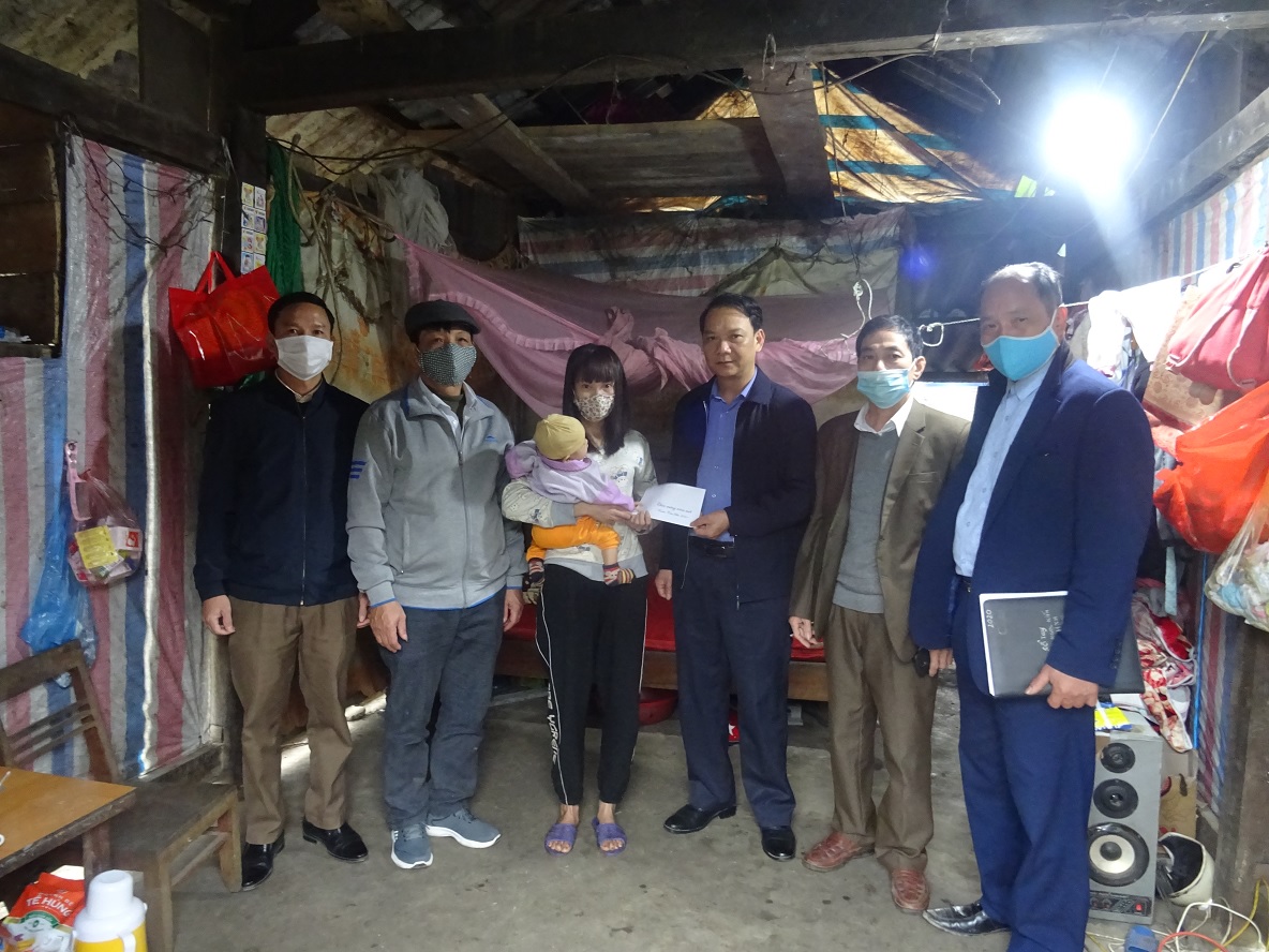 VKSND huyện Lục Yên tham gia tặng quà Tết cho người nghèo  tại xã Trúc Lâu nhân dịp năm mới Tân Sửu
