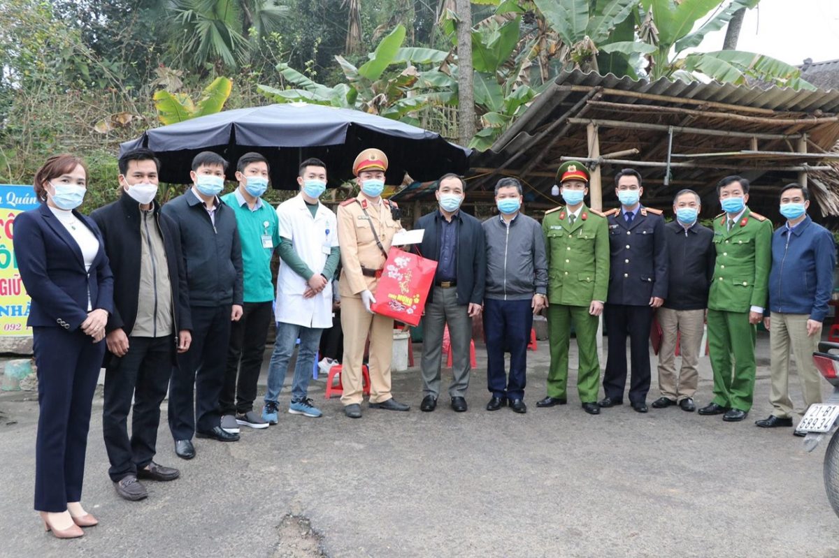 Thăm và tặng quà các chốt kiểm soát phòng chống dịch Covid-19 tại huyện Trấn Yên
