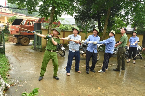 VKSND huyện Lục Yên tham gia ngày cùng dân mở rộng hành lang giao thông tại xã Trúc Lâu