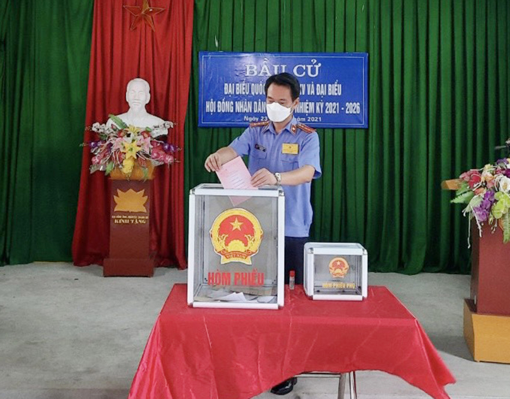 Viện trưởng VKSND huyện Trấn Yên dự lễ khai mạc và chỉ đạo công tác bầu cử tại Tổ bầu cử số 2, xã Minh Quân, huyện Trấn Yên