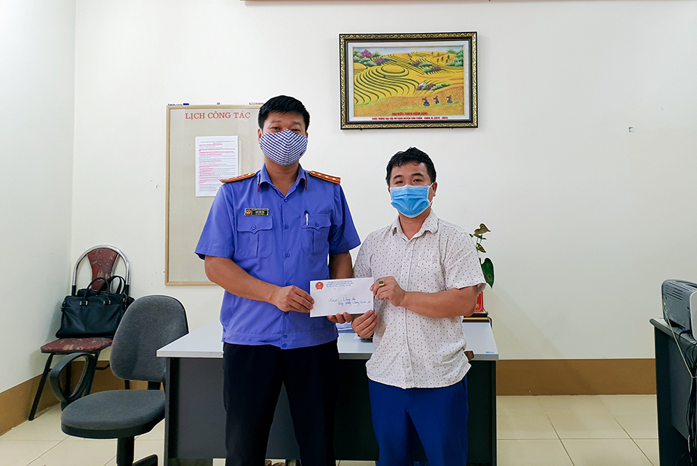 VKSND huyện Văn Chấn ủng hộ Quỹ vắc xin phòng, chống Covid-19