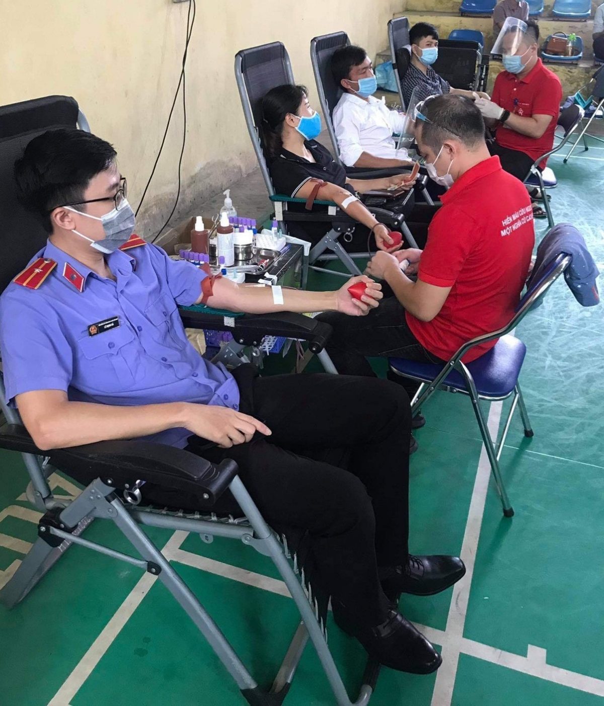 VKSND huyện Yên Bình tham gia chương trình “Hành trình đỏ” hiến máu tình nguyện năm 2021