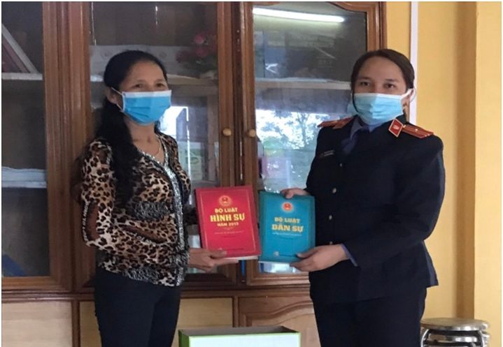 VKSND huyện Lục Yên tổ chức tuyên truyền, tặng sách pháp luật tại thôn Thâm Pồng, xã Yên Thắng, huyện Lục Yên