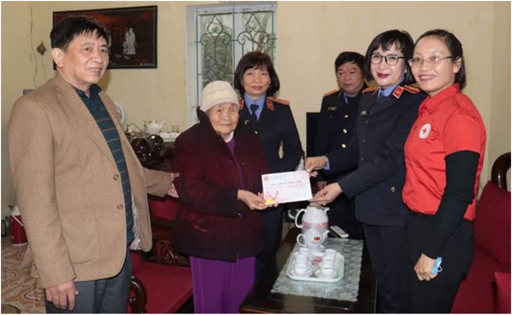 VKSND thành phố thăm, tặng quà cho các gia đình chính sách, hộ cận nghèo, hộ nghèo trên địa bàn thành phố Yên Bái