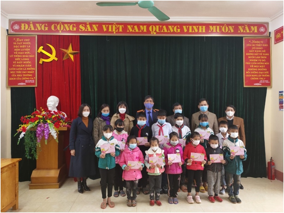 VKSND huyện Văn Yên tặng quà cho các gia đình và các cháu có hoàn cảnh đặc biệt khó khăn nhân dịp tết nguyên đán Nhâm dần 2022