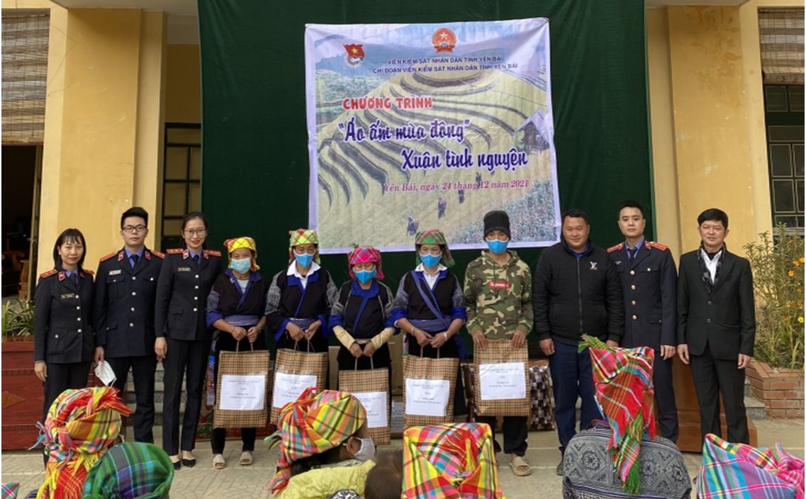 Chi đoàn VKSND tỉnh Yên Bái đã đến và tặng quà cho học sinh và bà con đồng bào tại xã Dế Xu Phình, huyện Mù Cang Chải, tỉnh Yên Bái.