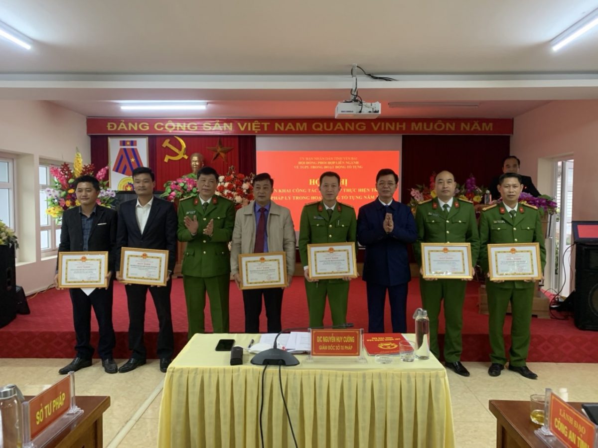 VKSND huyện Văn Chấn được Hội đồng phối hợp liên ngành về trợ giúp pháp lý trong hoạt động tố tụng tỉnh Yên Bái tặng Giấy khen