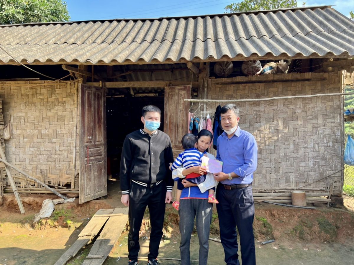 Lãnh đạo VKSND huyện Văn Chấn thăm và tặng quà cho trẻ em có hoàn cảnh đặc biệt nhân dịp Tết Nguyên đán năm 2022 tại xã Bình Thuận