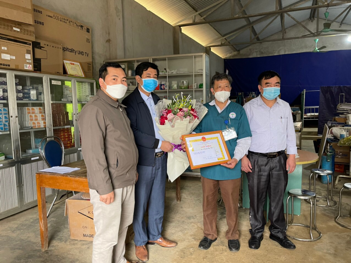 Viện trưởng VKSND huyện Yên Bình tặng quà Trạm y tế các xã trên địa bàn huyện