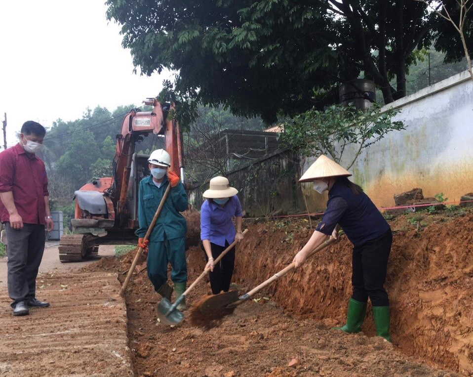 Lãnh đạo VKSND huyện Yên Bình tham gia thực hiện kiên cố hóa đường giao thông nông thôn trên địa bàn xã Đại Đồng
