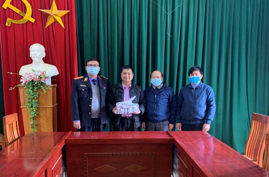 VKSND huyện Mù Cang Chải trao tặng bộ test nhanh Covid-19 cho lực lượng phòng, chống dịch xã Nậm Có