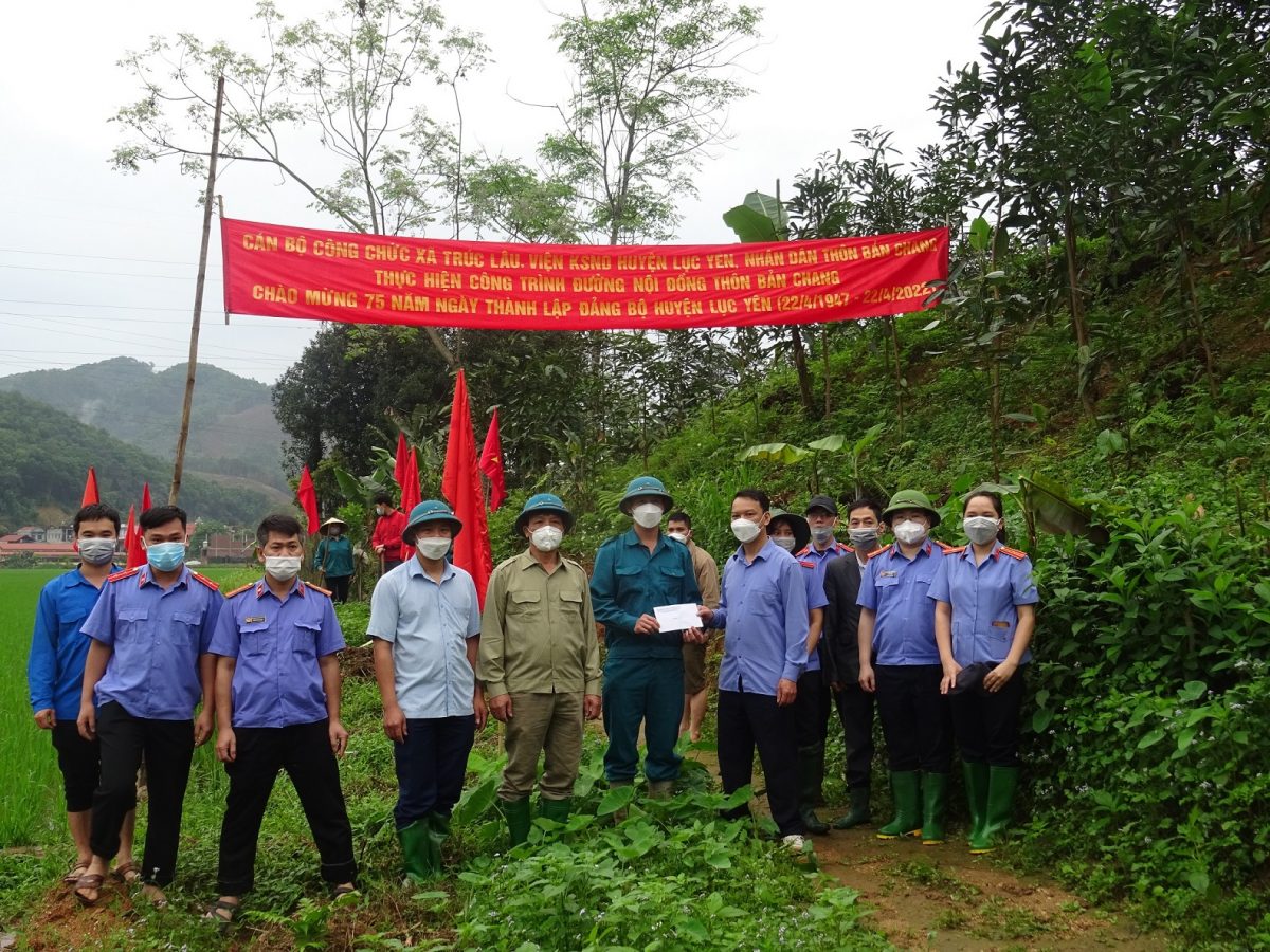VKSND huyện Lục Yên tham gia thực hiện công trình mở rộngđường nội đồng chào mừng 75 năm Ngày thành lập Đảng bộ huyện Lục Yên