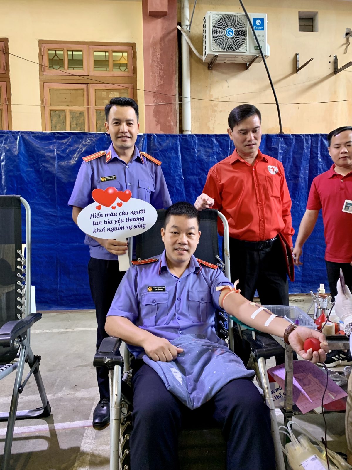 Cán bộ VKSND thị xã Nghĩa Lộ hưởng ứng chương trình “Hành trình đỏ – Kết nối dòng máu Việt”