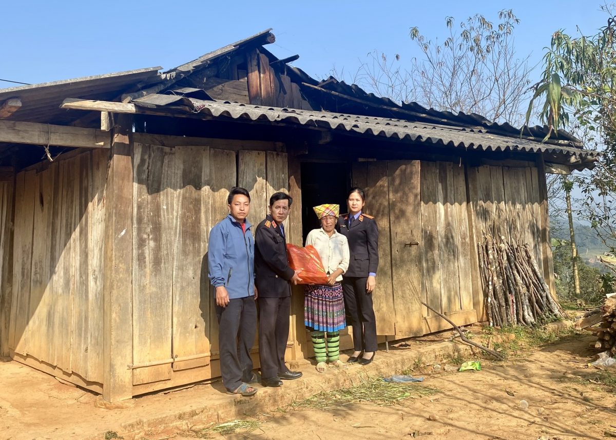 VKSND huyện Trạm Tấu tặng quà cho hộ nghèo tại thôn Tà Chử, xã Bản Công