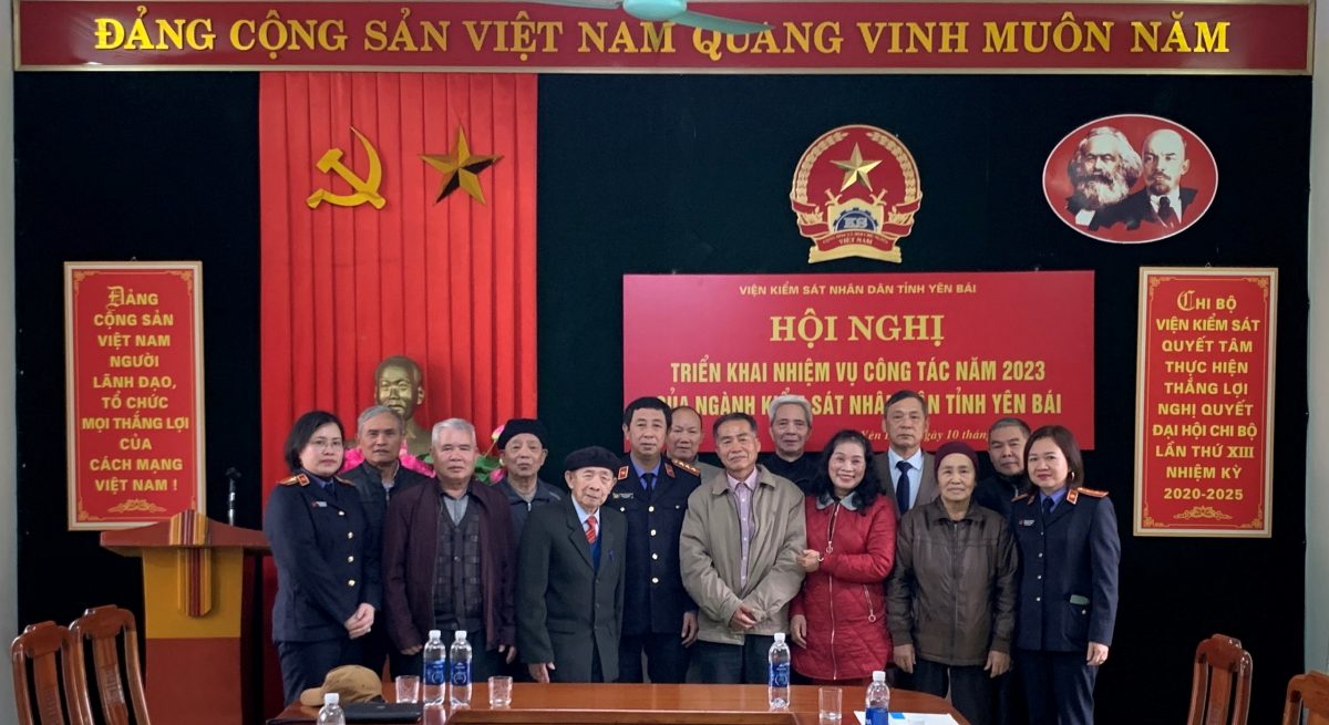 VKSND huyện Yên Bình tổ chức gặp mặt, thăm hỏi các cán bộ hưu trí