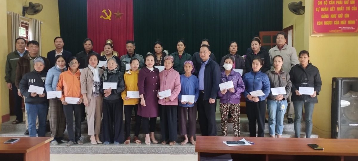 VKSND huyện Lục Yên tham gia tặng quà Tết cho người nghèo  tại xã Trúc Lâu nhân dịp năm mới Quý Mão