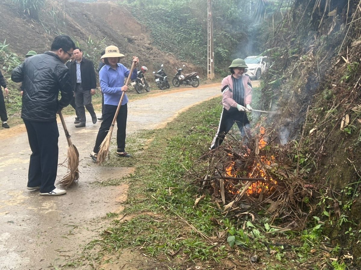 VKSND huyện Yên Bình tham gia các hoạt động “Ngày cuối tuần cùng dân và doanh nghiệp” tại thôn Hương Giang, xã Đại Đồng