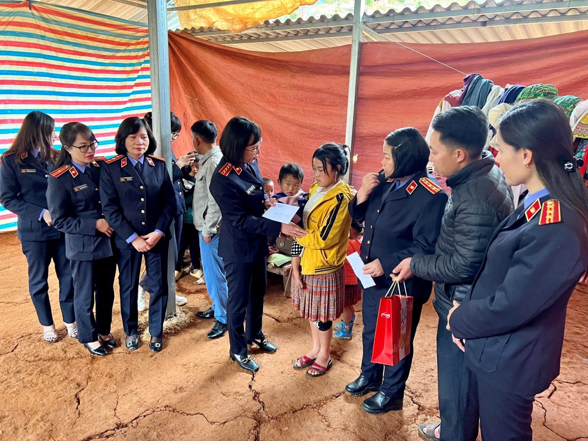 VKSND thành phố Yên Bái phối hợp cùng Viện kiểm sát nhân dân huyện Trạm Tấu tặng quà cho hộ nghèo tại thôn Tà Chử, xã Bản Công, huyện Trạm Tấu.