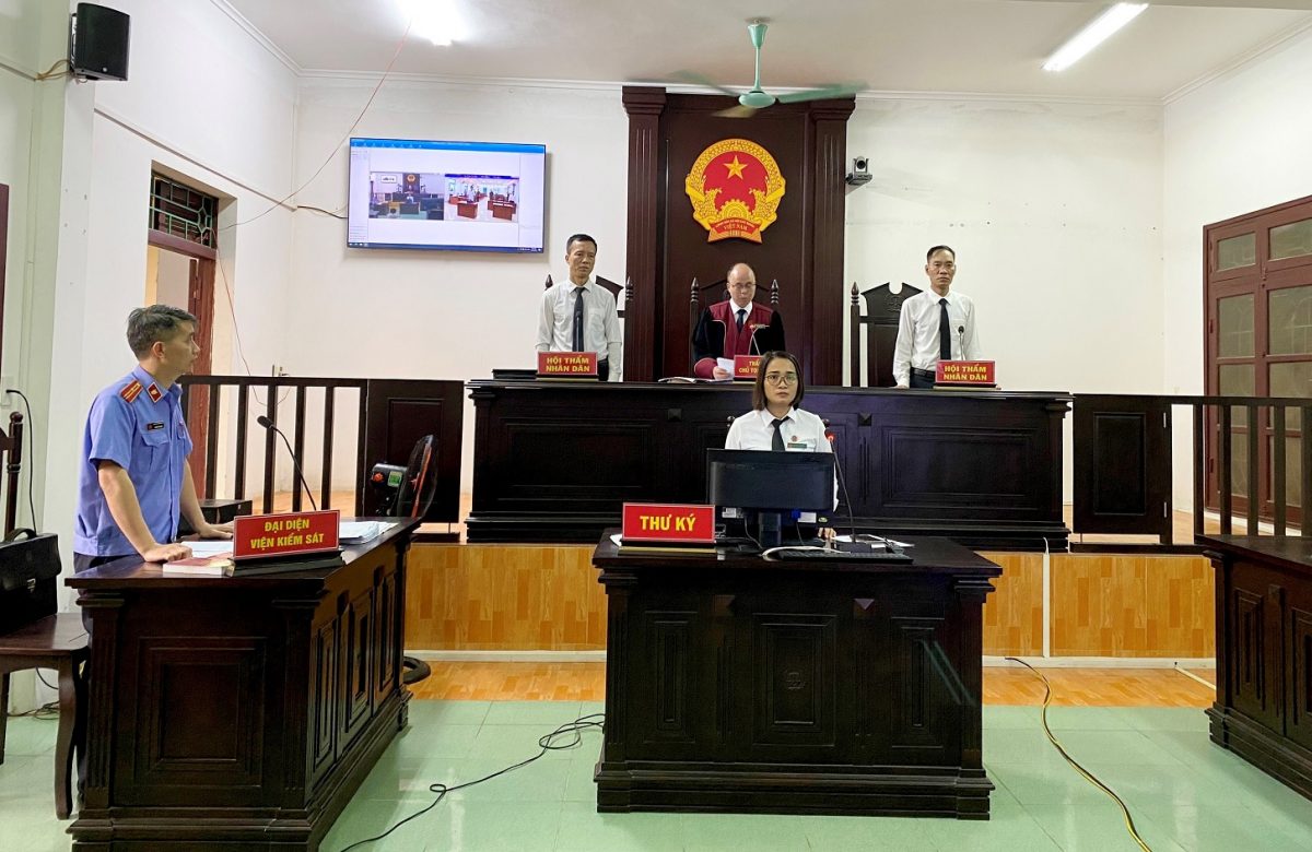 VKSND huyện Yên Bình phối hợp với Tòa án nhân dân cùng cấp tổ chức phiên tòa xét xử trực tuyến, rút kinh nghiệm