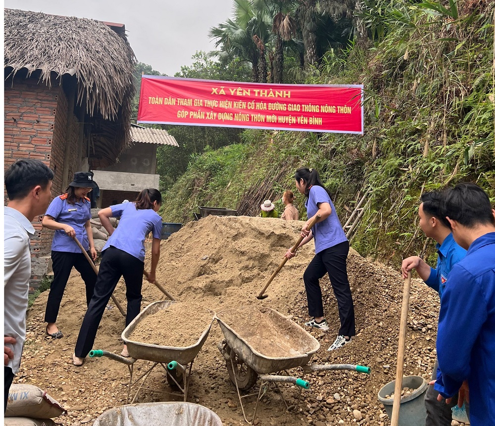 VKSND huyện Yên Bình tham gia hoạt động “Ngày cuối tuần cùng dân” tại thôn Ngòi Di, xã Yên Thành, huyện Yên Bình