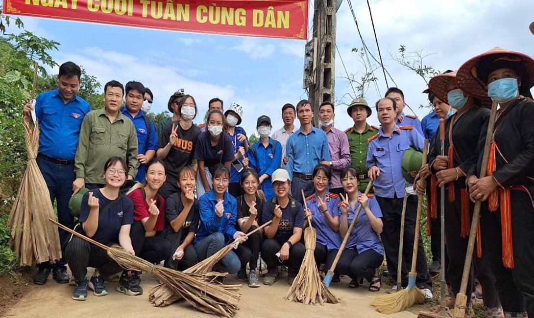 VKSND huyện Văn Chấn tham gia “Ngày thứ 7 cùng dân” tại thôn Suối Bó, xã Suối Quyền