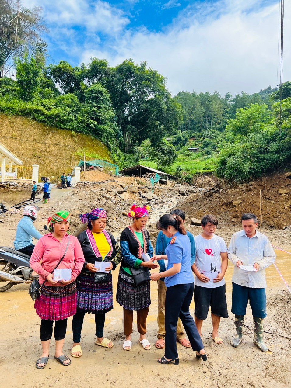 Chi đoàn Viện kiểm sát Mù Cang Chải tổ chức trao tặng tiền ủng hộ của các nhà hảo tâm cho 06 hộ gia đình bị ảnh hưởng bởi mưa lũ trên địa bàn huyện