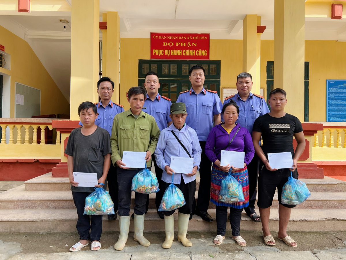 VKSND thị xã Nghĩa Lộ trao quà ủng hộ các gia đình bị bão lũ tại xã Hồ Bốn, huyện Mù Cang Chải