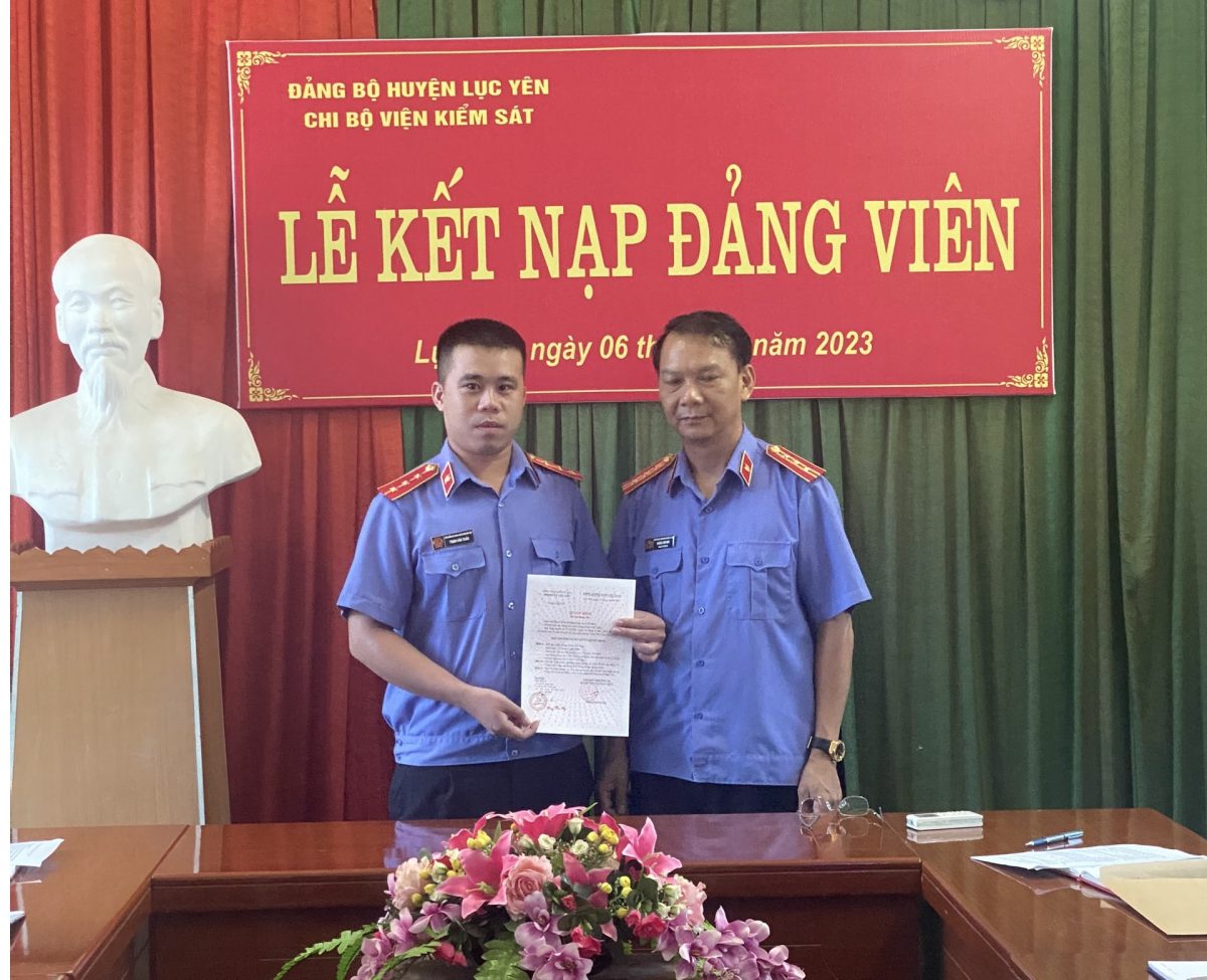Chi bộ VKSND huyện Lục Yên tổ chức kết nạp đảng viên mới