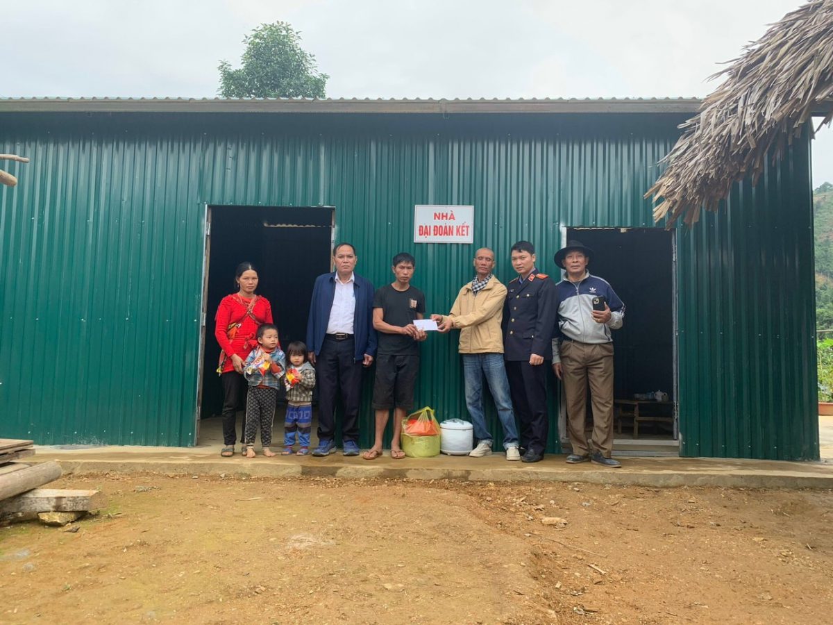 VKSND tỉnh Yên Bái trao nhà đại đoàn kết cho hộ nghèo  tại xã Viễn Sơn, huyện Văn Yên, tỉnh Yên Bái