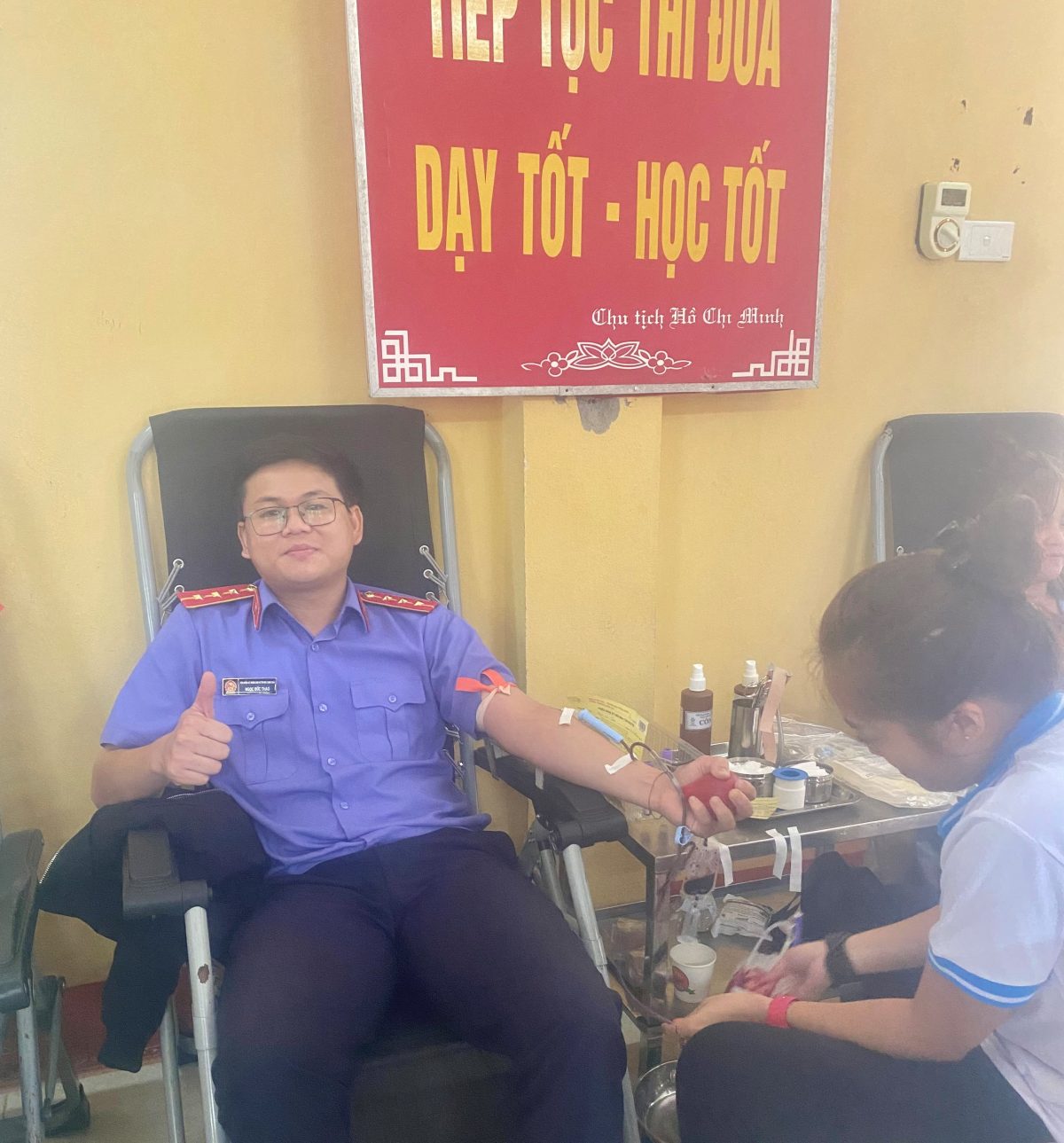 Công chức Viện kiểm sát nhân dân huyện Mù Cang Chải tham gia hiến máu tình nguyện.