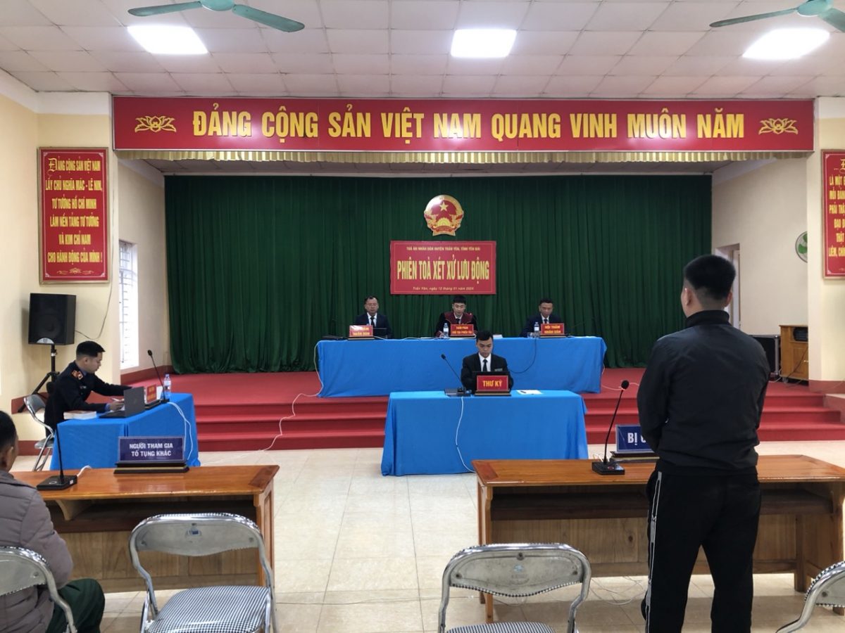 VKSND huyện Trấn Yên phối hợp với Tòa án nhân dân cùng cấp tổ chức  phiên tòa hình sự xét xử lưu động tại UBND xã Lương Thịnh huyện Trấn Yên tỉnh Yên Bái