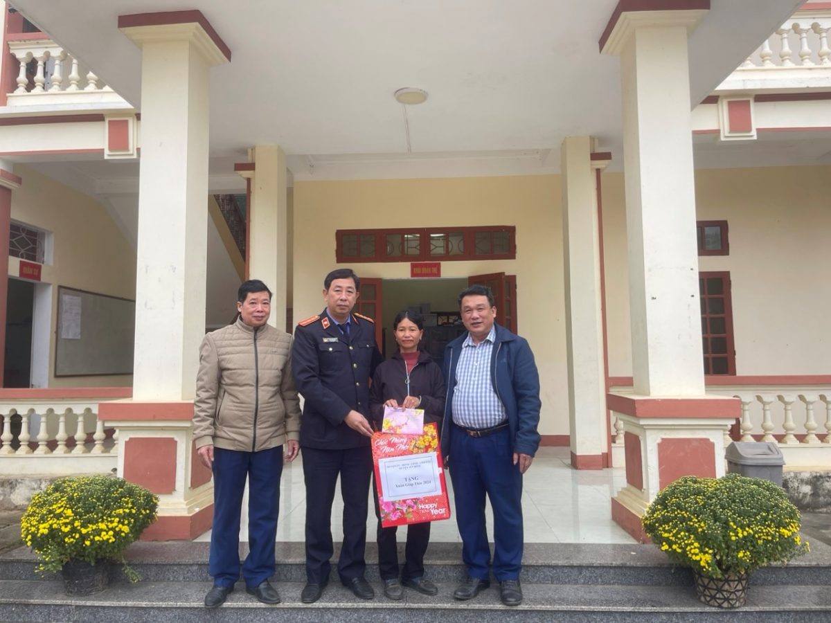 Lãnh đạo VKSND huyện Yên Bình thăm gặp và tặng quà cho các gia đình chính sách, gia đình có hoàn cảnh khó khăn nhân dịp Tết nguyên đán