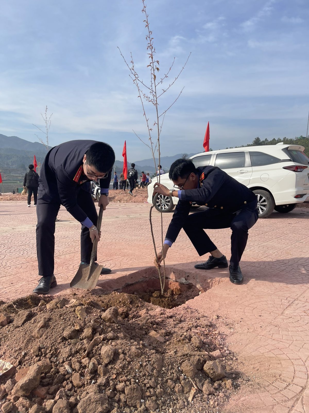 VKSND huyện Mù Cang Chải hưởng ứng tết trồng cây