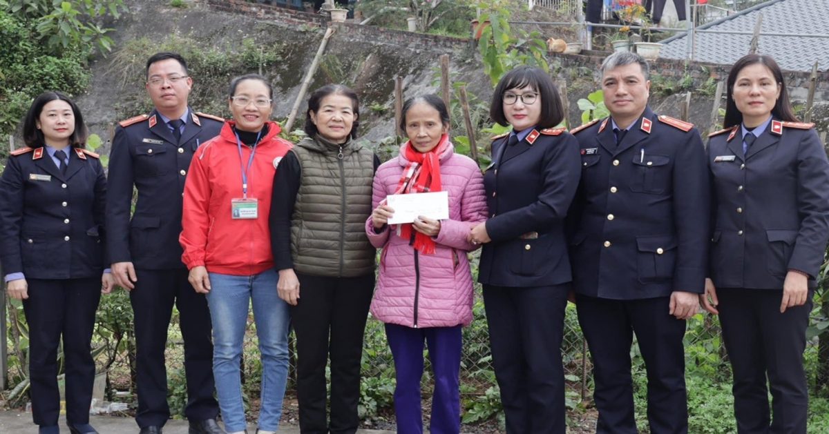 VKSND thành phố Yên Bái thăm, tặng quà tết cho các hộ nghèo tại phường Đồng Tâm