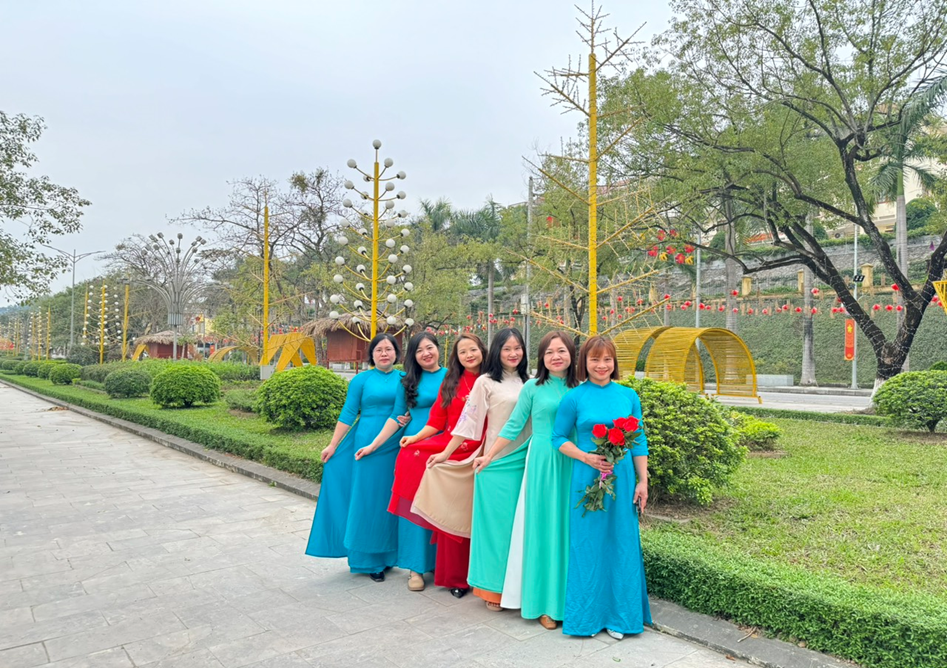 Nữ công chức, người lao động Viện KSND huyện Yên Bình hưởng ứng  “Tuần lễ áo dài” năm 2024