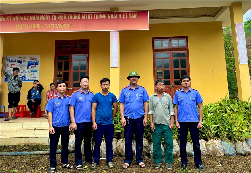 VKSND huyện Văn Yên giúp đỡ 2 hộ thoát nghèo tại xã Lang Thíp