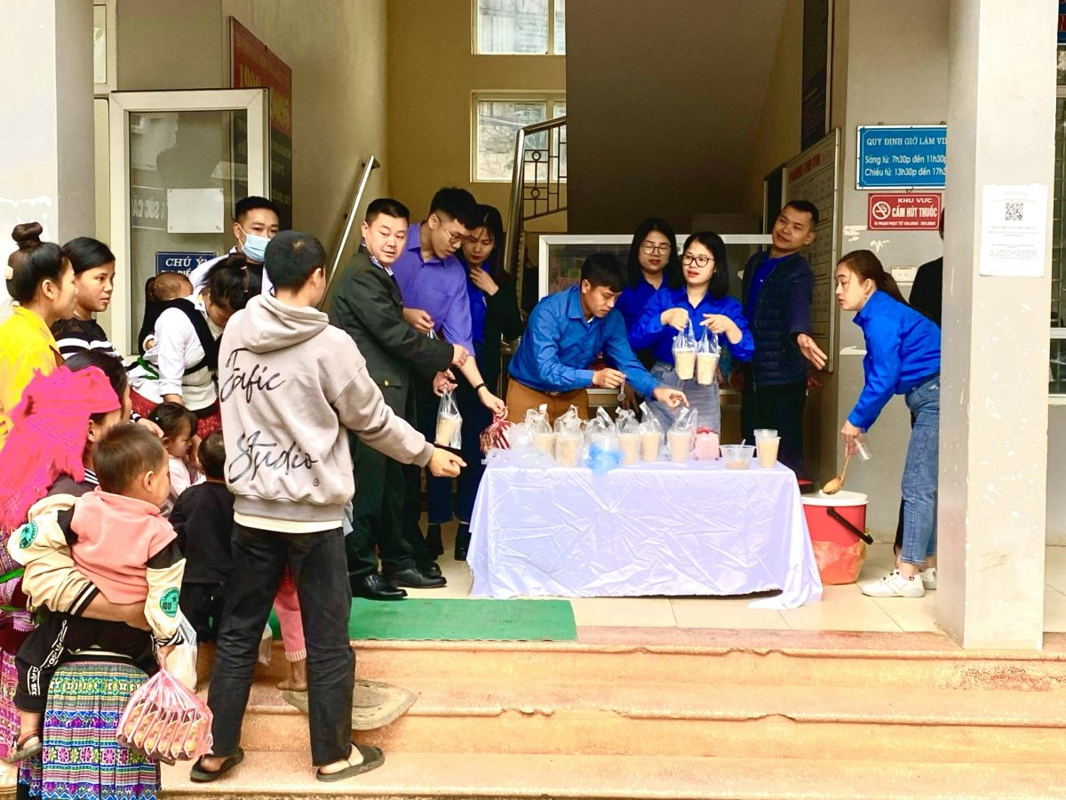 Đoàn viên thanh niên VKSND huyện Trạm Tấu tham gia chương trình phát cháo từ thiện và tặng quà cho các bệnh nhân có hoàn cảnh khó khăn Kỷ niệm 93 năm ngày thành lập Đoàn TNCS Hồ Chí Minh (26/3/1931 – 26/3/2024)