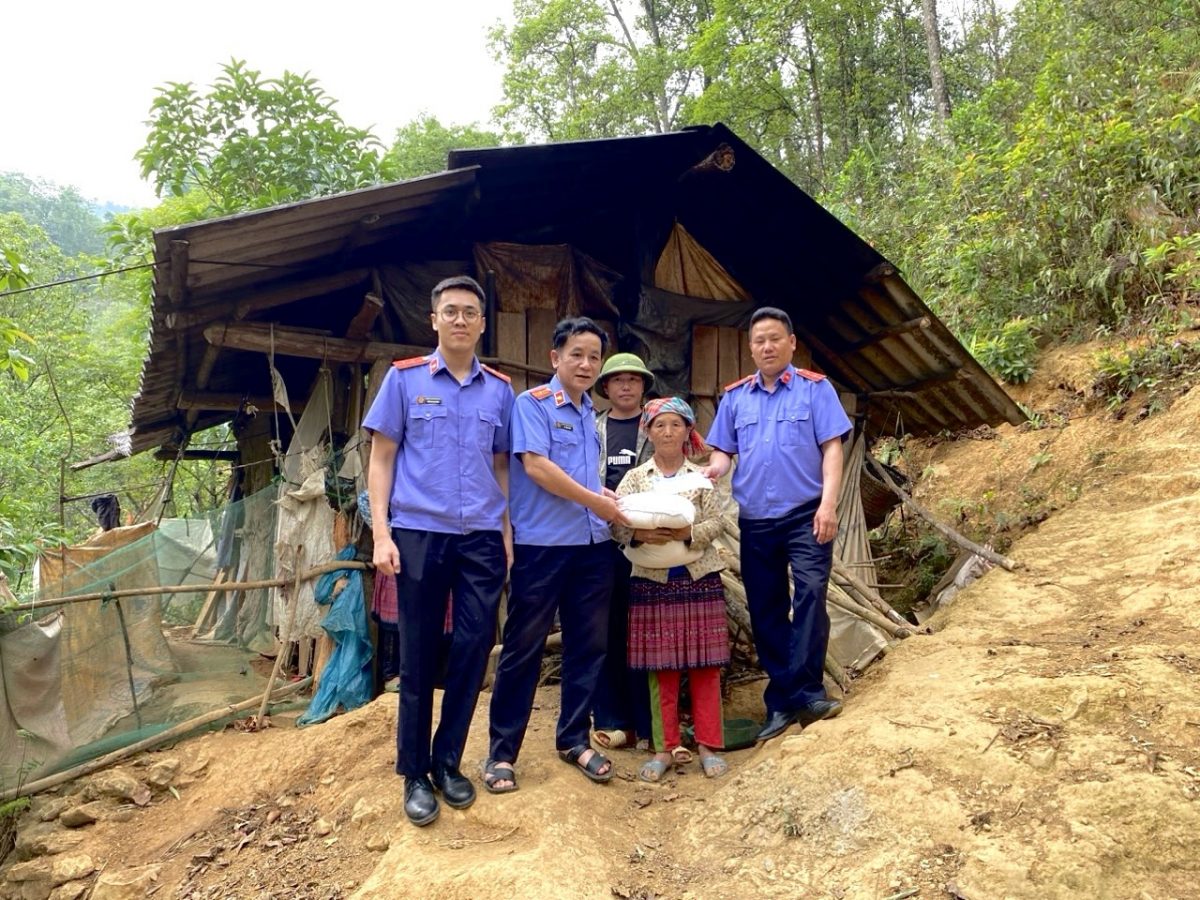 VKSND huyện Trạm Tấu tổ chức thăm hỏi và tặng quà hỗ trợ gia đình có hoàn cảnh khó khăn trên địa bàn huyện Trạm Tấu