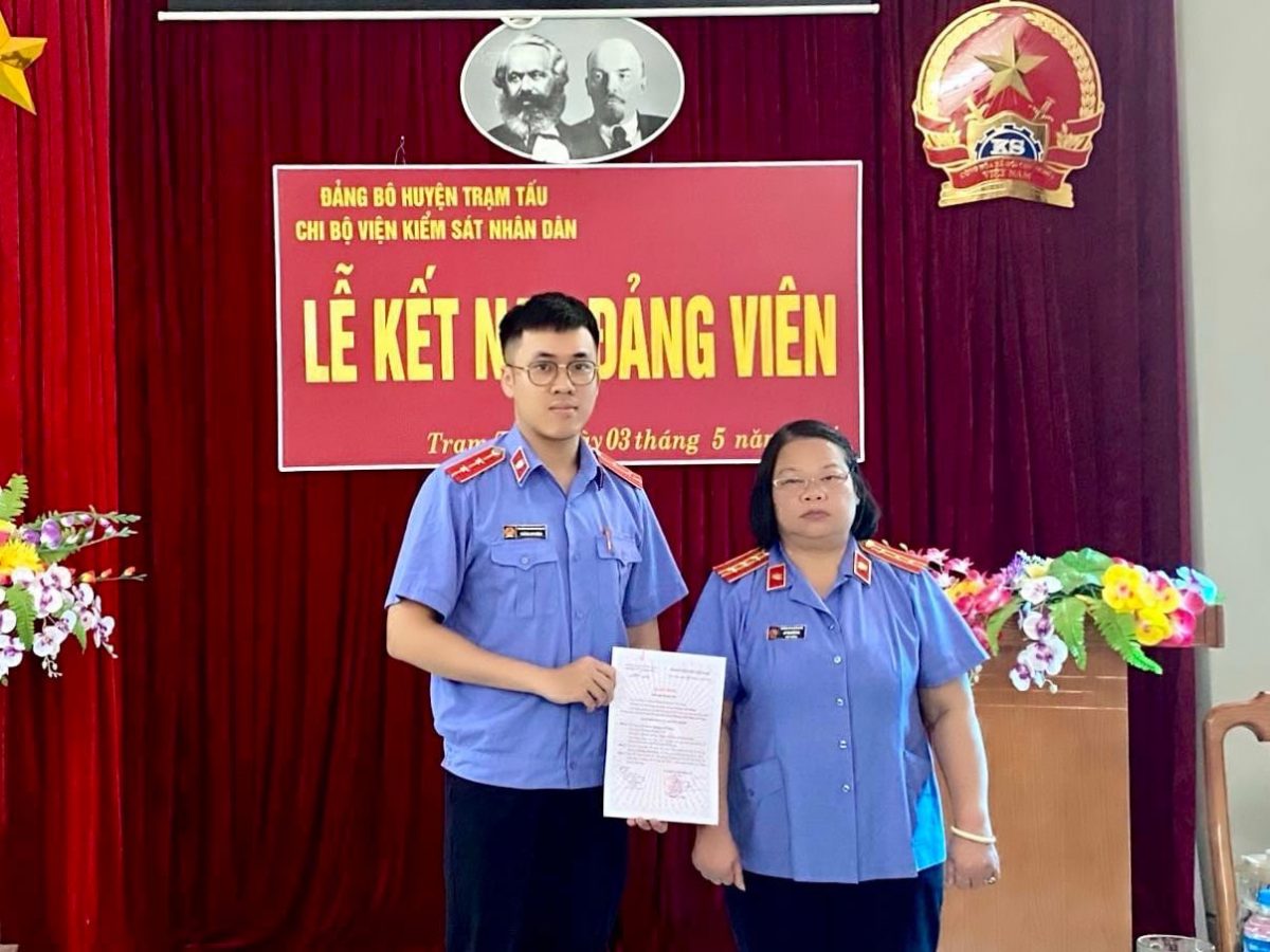 Chi bộ VKSND huyện Trạm Tấu kết nạp đảng viên mới