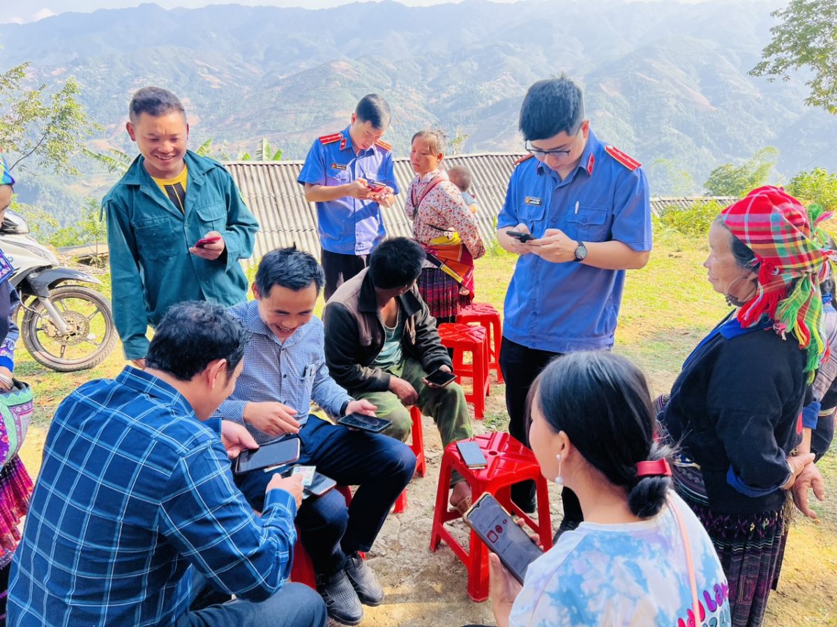VKSND huyện Mù Cang Chải triển khai thực hiện mô hình “Ngày cuối tuần cùng dân” gắn với công tác xã hội hóa xây dựng nông thôn mới tại cơ sở.
