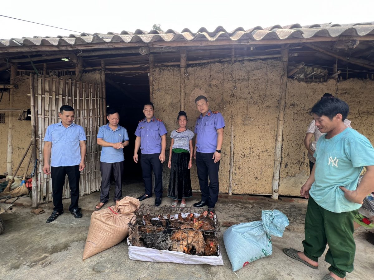 VKSND thị xã Nghĩa Lộ, tỉnh Yên Bái hỗ trợ 3 hộ nghèo  tại xã Phù Nham, thị xã Nghĩa Lộ