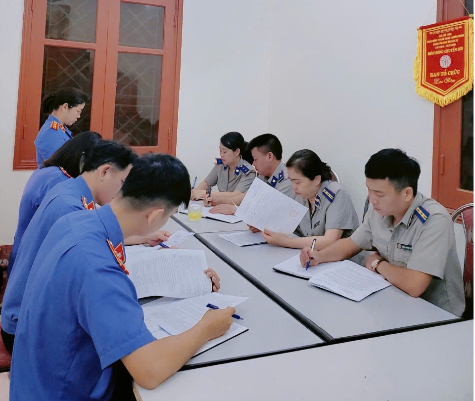 Trực tiếp kiểm sát hoạt động thi hành án dân sự tại Chi cục thi hành án dân sự huyện Trạm Tấu năm 2025